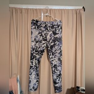 GAIAM Black and White Abstract Leggings